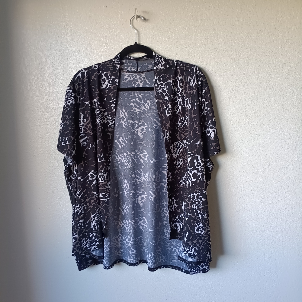 💥3/$12 Notations Woman 3X Leopard Print Open Front Shirt